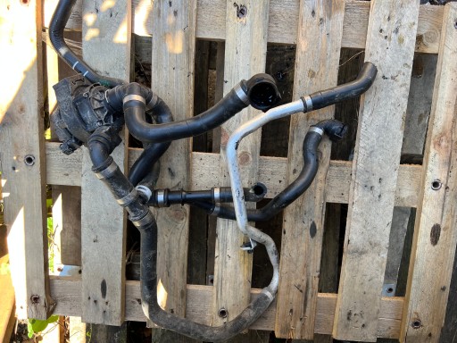 BMW F45 F60 шланг дополнительный водяной насос 8679882