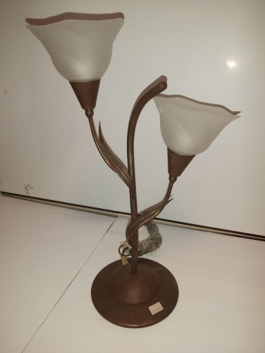 Lampa stojąca z kloszami w kształcie kielichów