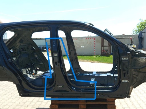 Volvo XC40 D4 правий середній накладка на поріг b