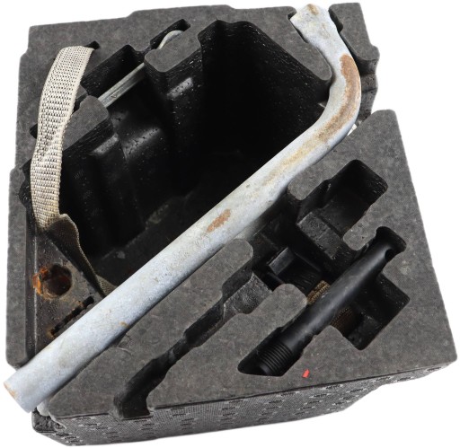 AUDI A2 UCHO HOLOWNICZE ZESTAW NARZEDZIA lock with key DO der Räder ETUI 8Z0803615