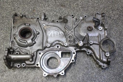 A05090 - AVENSIS T27 2. 0d4d 1AD кришка ГРМ масляний насос
