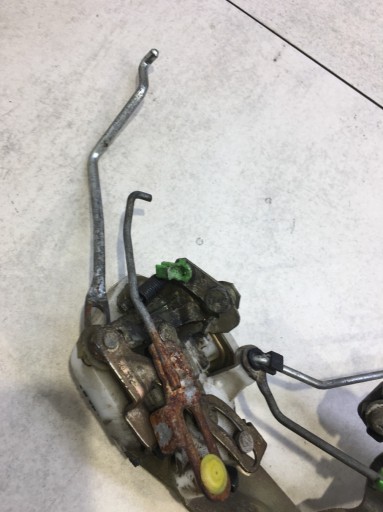 lock door right front SPACE WAGON II MB655572