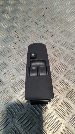 ovladac oken levý předek MITSUBISHI COLT VI