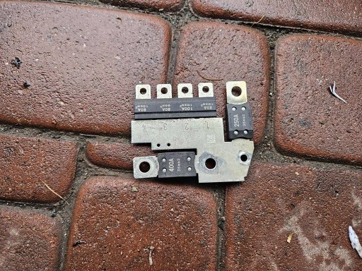 fuse klemy plusowej zabezpieczenie Opel Adam