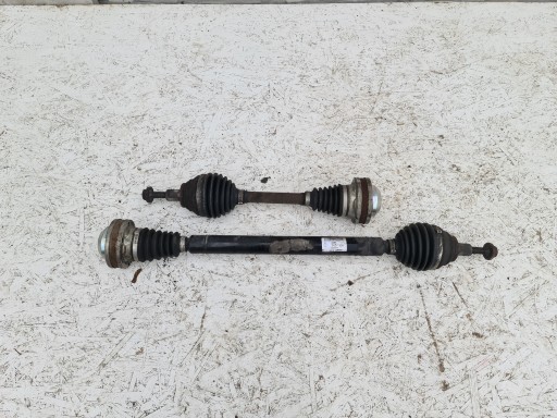 LEON III GOLF VII OCTAVIA ПІВВІСЬ ПРАВИЙ 5Q0407272E