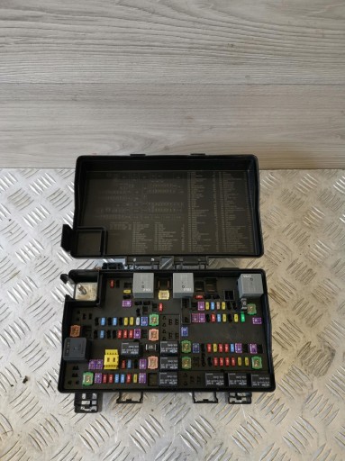 p68253442ac 68253442ac - Jeep grand cherokee wk2 коробка запобіжників основа коробки