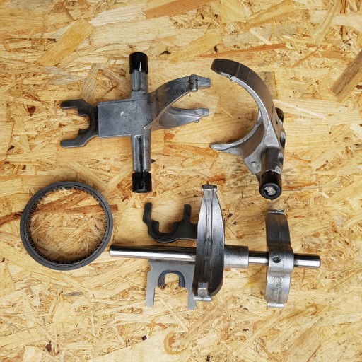 AV6R 7002 - FORD FOCUS MK3 КОМПЛЕКТ КРЕПЛЕНИЯ РОЛИКОВ AV6R7002