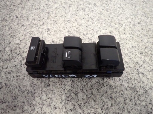 KIA VENGA 09-ПЕРЕКЛЮЧАТЕЛЬ СТЕКЛОПОДЪЕМНИКА ПЕРЕДНЯЯ ЛЕВАЯ ПАНЕЛЬ