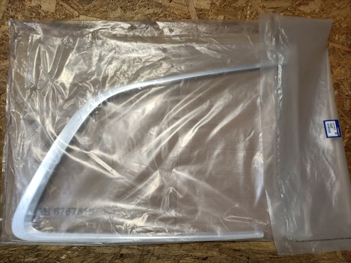 CJ6GA V526 - VOLVO XC90 19-МОЛДИНГ ЛОБОВОГО СКЛА ХРОМ ЗАДНІЙ ПРАВИЙ 32219269