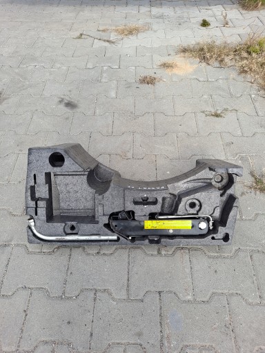 3C0011031B - ДОМКРАТ ПІДЙОМНИЙ ПОЛІСТИРОЛ PASSAT CC 3C5012115D