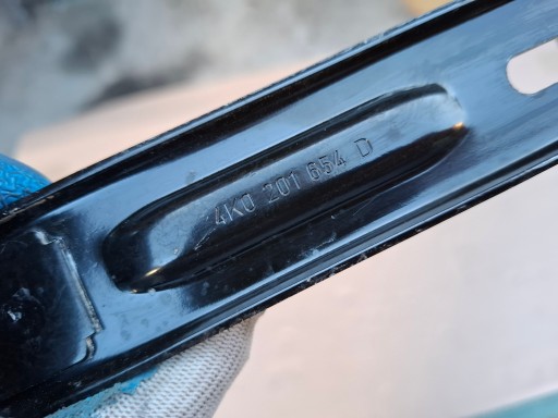 AUDI RS6 C8 23r Halter Behälter des Kraftstoffsbehälters 4K0201654D