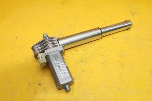 Двигатель регулировки сиденья левый передний E60 8321086