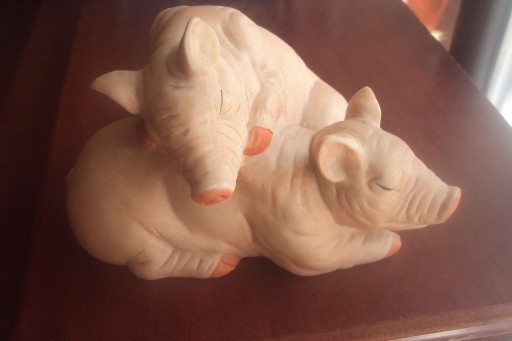 dwie świnki stara figurka porcelanowa sygnowana