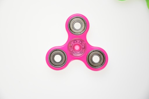 ІГРАШКА-АНТИСТРЕС HAND SPINNER, яка швидко дратує ваші нерви