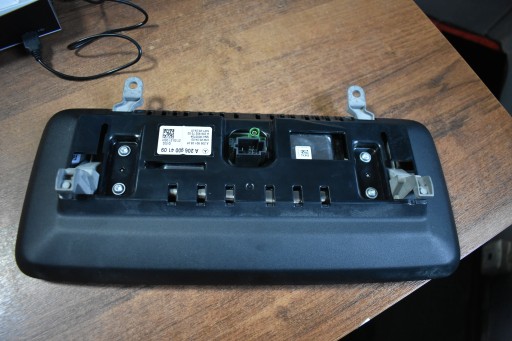 IDEALNY EKRAN display LCD MERCEDES W206 1