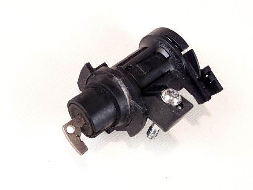 A2047500061 - MERCEDES E W212 седан вставка + ключ закрилки ззаду