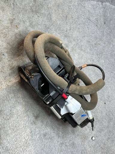 lock door tylnych Nissan Qashqai 825004EA2A