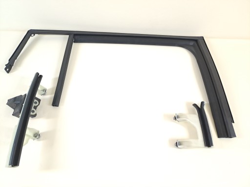 823307844R - SANDERO III STEPWAY 21 УПЛОТНИТЕЛЬ СТЕКЛА ДВЕРИ ЗАДНИЙ П