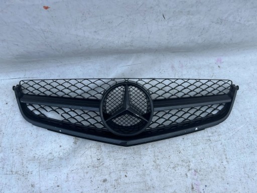 A2048802483 - Решетка радиатора MERCEDES C-CLASS W204 AMG 6.3 LIFT 2010 63AMG ПЕРЕДНЯЯ