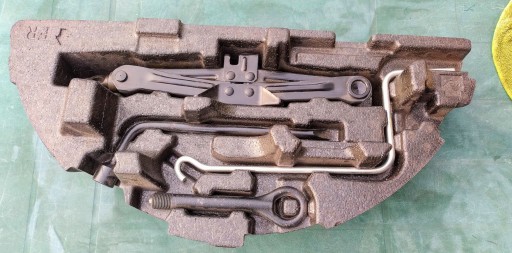 ШТАМПОВНИЙ ДОМКРАТ ПІДЙОМНИК БУКСИРУЮЧИЙ ЗАМОК TOYOTA PRIUS + PLUS