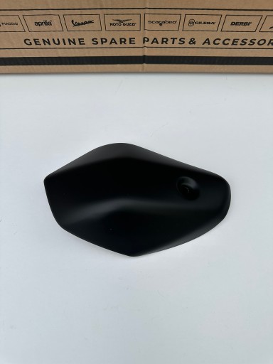 2B009490 - Коліна кришки вихлопу Aprilia Tuareg 660 НОВІ оригінал