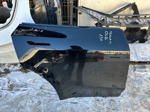 Tesla y задні двері праворуч