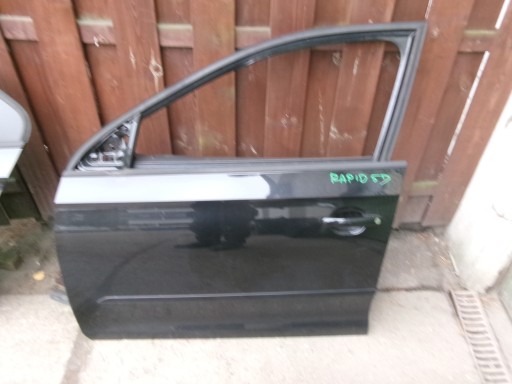 SKODARAPIDD73 - Skoda rapid door left front complete hb