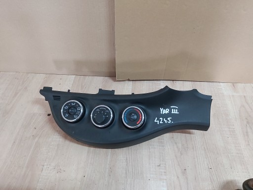 Toyota Yaris III панель вітрового скла ручка