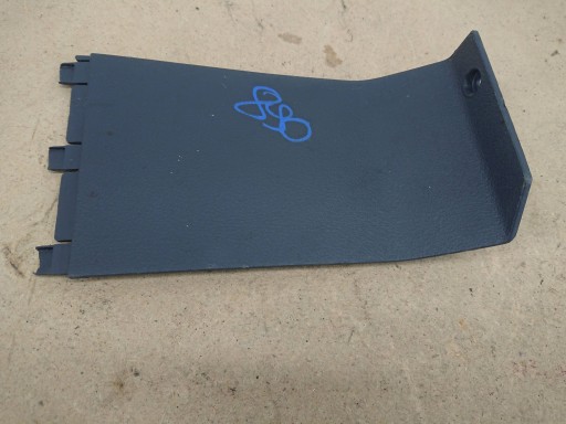 Volkswagen Touran and 1 1T0 spoiler cover covering seat