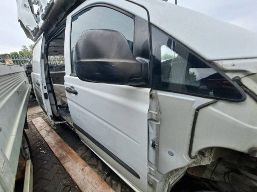Mercedes Vito Viano II W639 639 BIALE door front right 9147