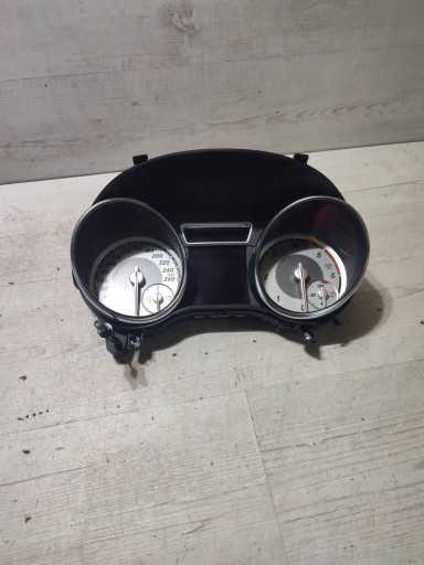 Mercedes-Benz GLA W156 2015 dials / Predkosciomierz