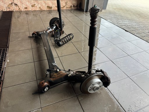 SKODA FABIA III achse Achsträger heck träger hinten Bremsscheibe !