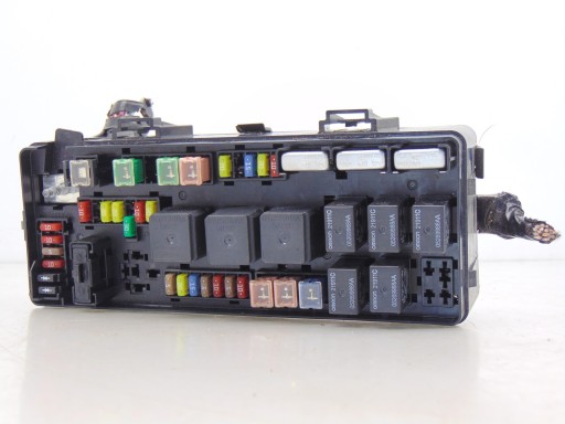 P05087405AF - БЛОК ПРЕДОХРАНИТЕЛЕЙ CHRYSLER 300C 5.7