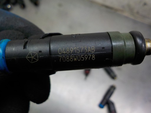 DODGE STRATUS 2.4 B injector 04891573AB