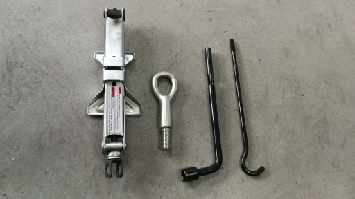 Вушко гайкового ключа Suzuki Swift MK7 10-