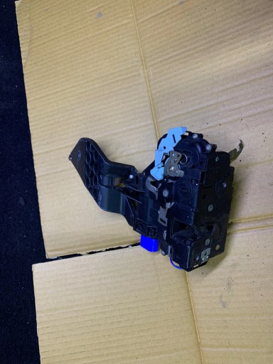 lock door right front 9 PIN VW TOUAREG 7L0837868