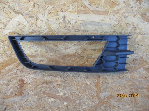grid right of a bumper SKODA OCTAVIA III 5E0807682