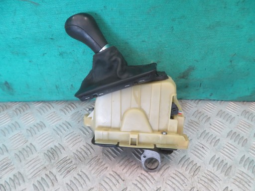 trim gear lever of the gear MANUAL MERCEDES W204 12R A2042677524Q07