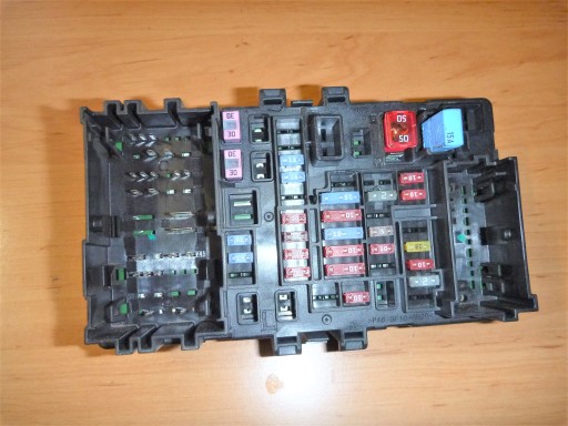 23200660 - Блок запобіжників Suburban Yukon Escalade 15-