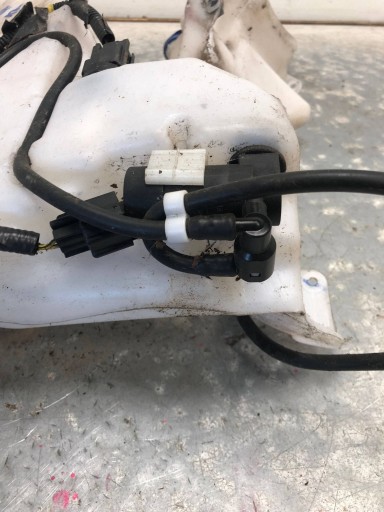 washer fluid tank VOLVO C30 LIFT 4M51-17610-AG 4N51-13K163-AE
