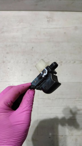Nissan Qashqai 16r 1.5dci button of the window