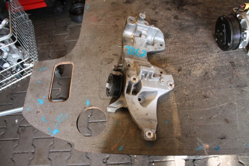 3267. support alternator PEUGEOT 9833032280