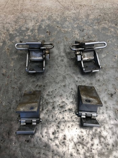 hinges door left right front KOMPLET AUDI A8 D2 4D0831401 4D0831402