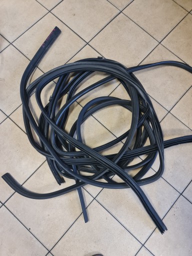 Уплотнитель двери багажника NISSAN QASHQAI J10 08'