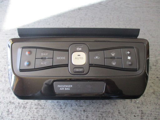 Панель кондиционера Nissan Leaf II 275005SE0A