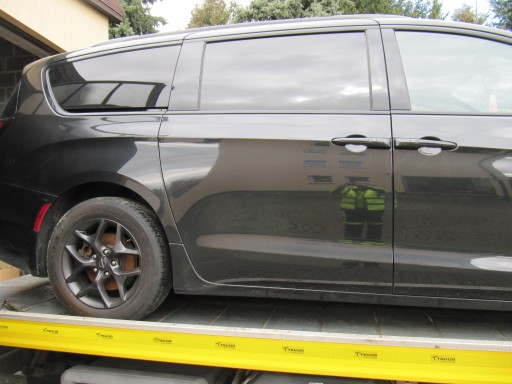 68370635AA - CHRYSLER PACIFICA 2017- 2020 чорна віконна рама