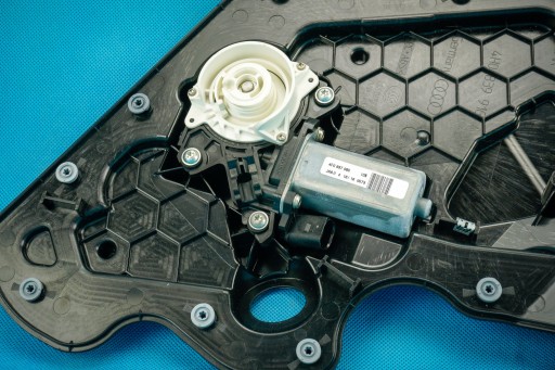 engine dociagu door Audi A6 A7 A8 S8 4H 4F0837060