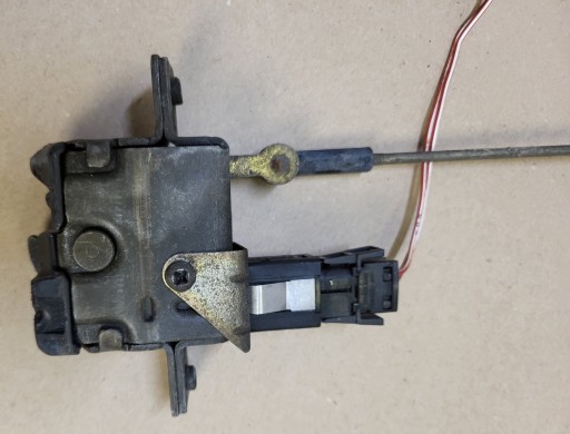 lock of the rear bonnet boot rear part connecting spoiler BMW 5 E34 sedan OE