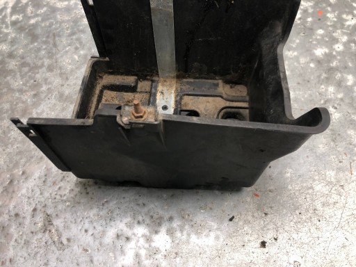 držiak Obal akumulátora FORD FIESTA MK7 8V21-10723-AC