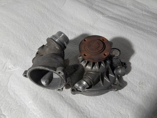 BMW 5 E60 E61 V8 Wasserpumpe 7531859